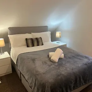 Holiday home 4 Bed Near Airport United Kingdom